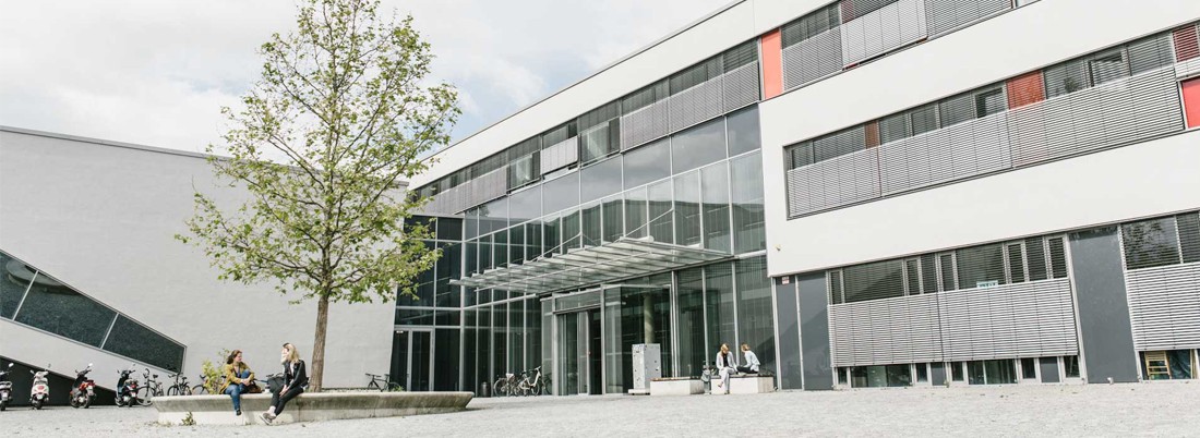 Eingang des Gebäudes RW I der Universität Bayreuth.